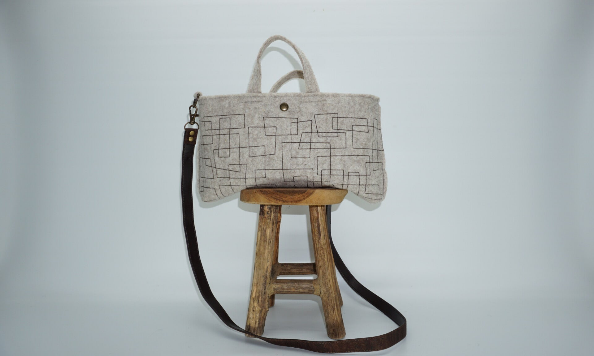 Beige handtas/ crossbodytas van bio wolvilt met siersteken