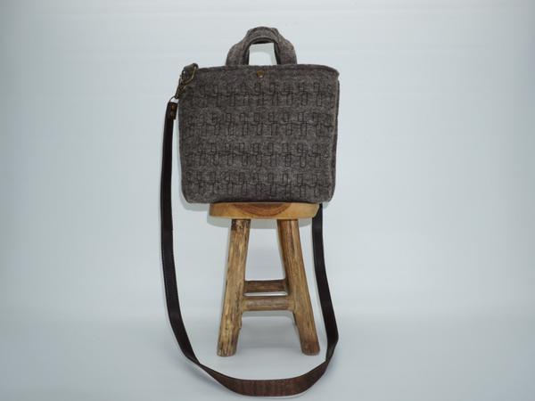 Donker beige handtas/ crossbodytas van bio wolvilt met siersteken