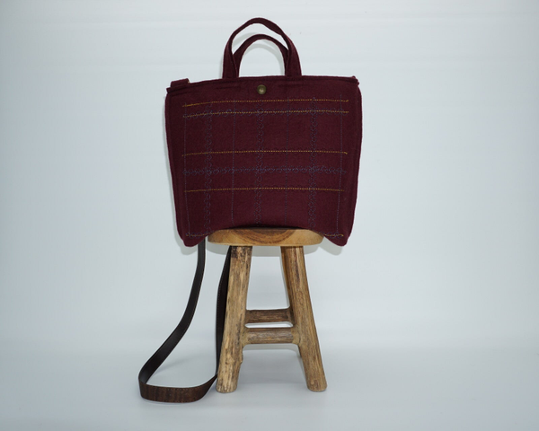 Bordeauxrode handtas/ crossbodytas van wolvilt met siersteken