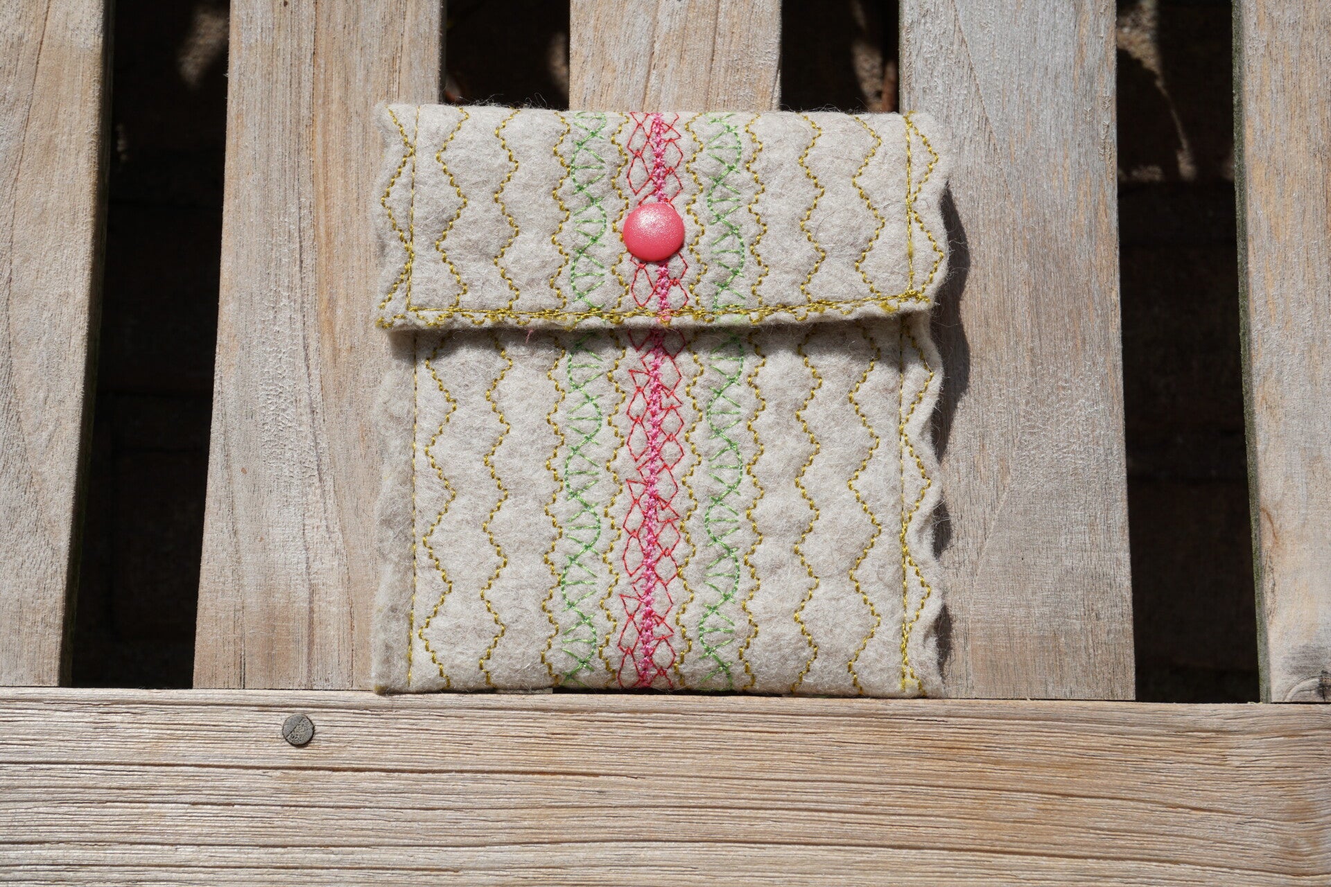 Beige etui van bio vilt met siersteken