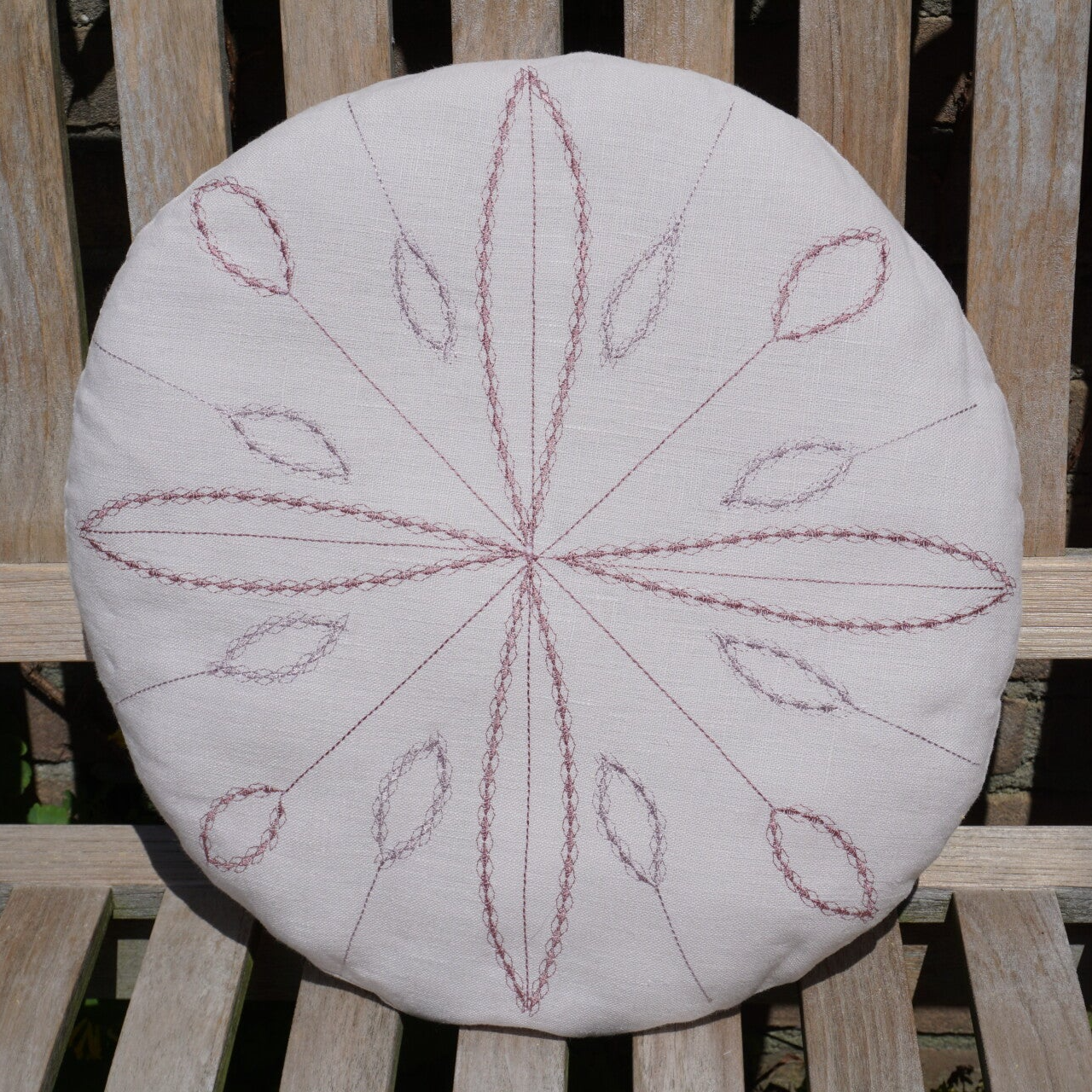 Linnen ronde kussen roze met siersteken