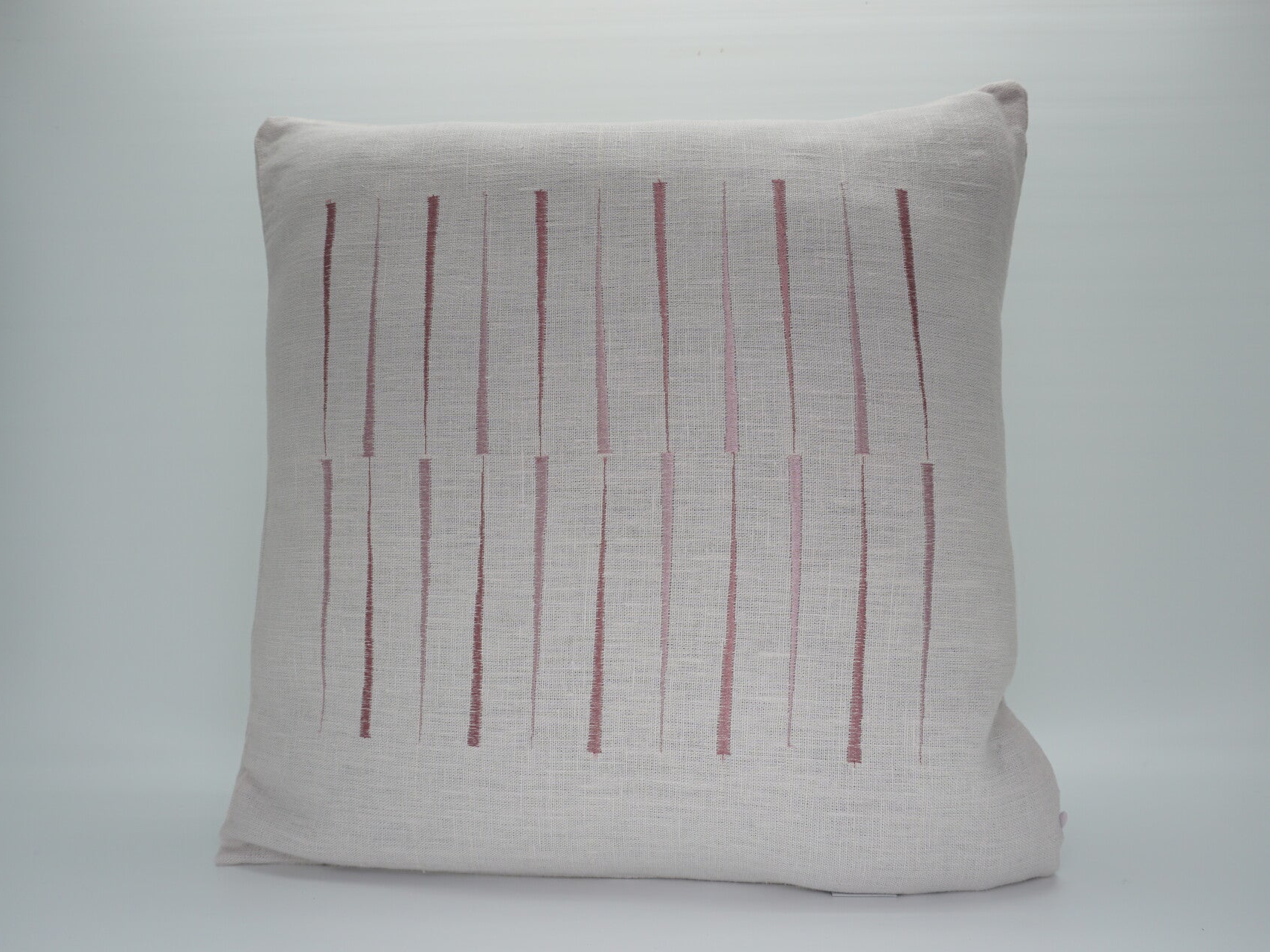 Licht roze linnen kussen met siersteken