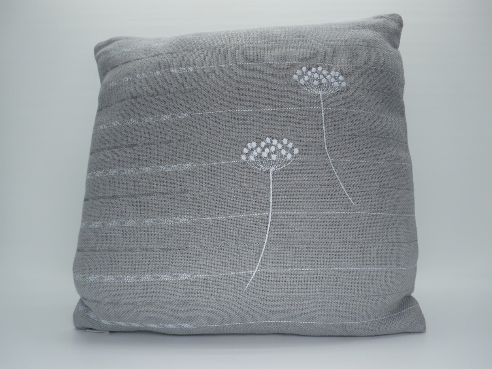 Grijs linnen kussen met siersteken