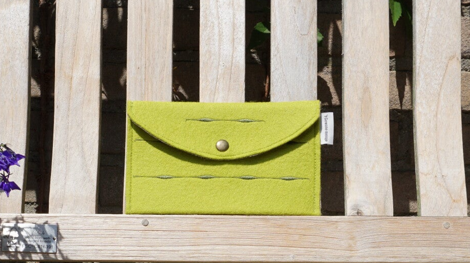Groen etui van vilt met siersteken