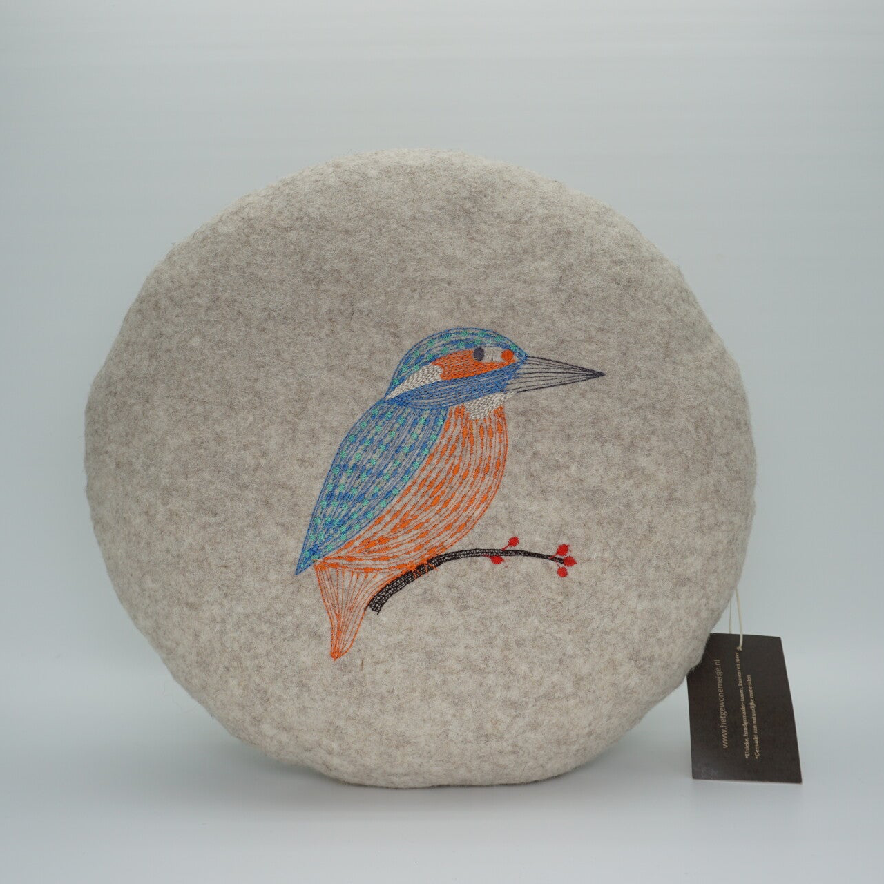 Beige kussen van bio vilt met ijsvogel