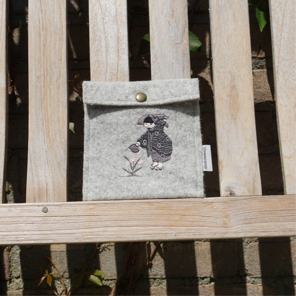 Licht grijs etui van bio vilt met borduurpatroon