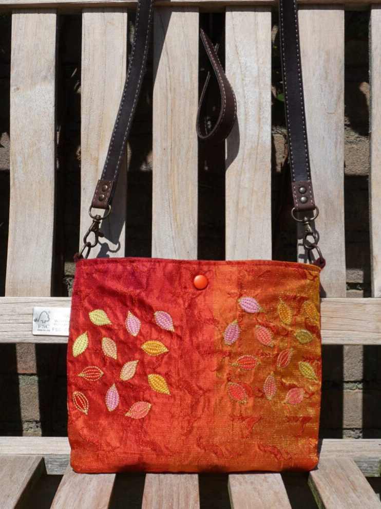 Donker rode zijden cross body tas