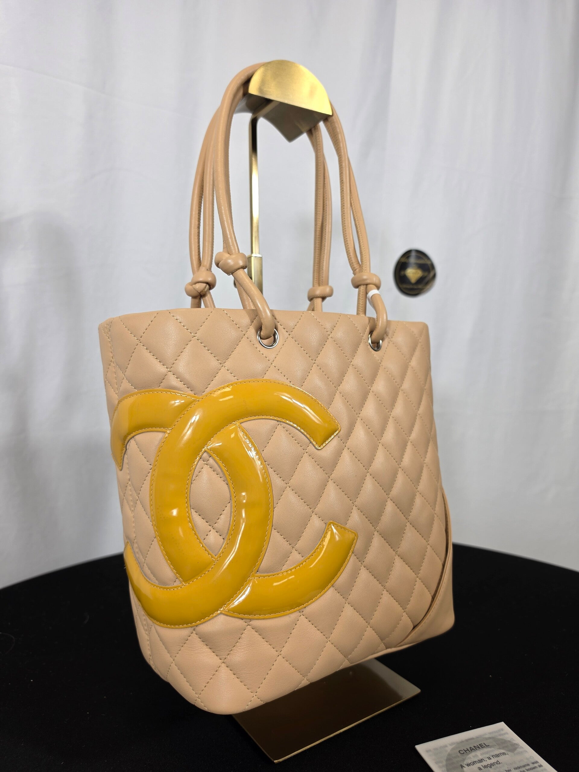 Chanel Cambon Ligne Schultertasche – Beige mit gelbem CC-Logo