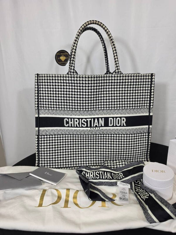 Christian Dior Large Book Tote – Houndstooth / Pied-de-Poule Schwarz-Weiß inkl. passendem Mitzah
