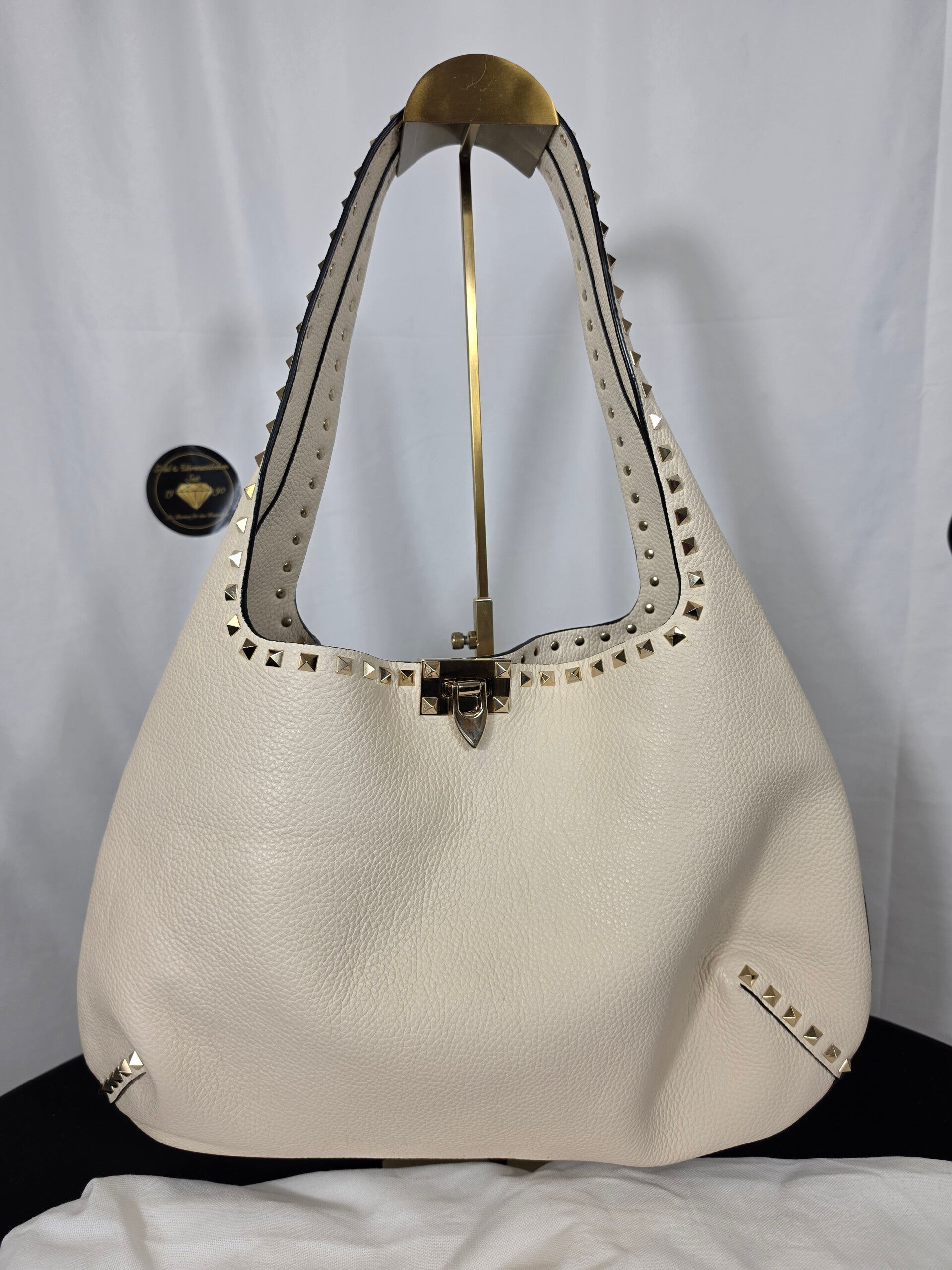 Valentino Garavani Rockstud Large Hobo Bag – Creme