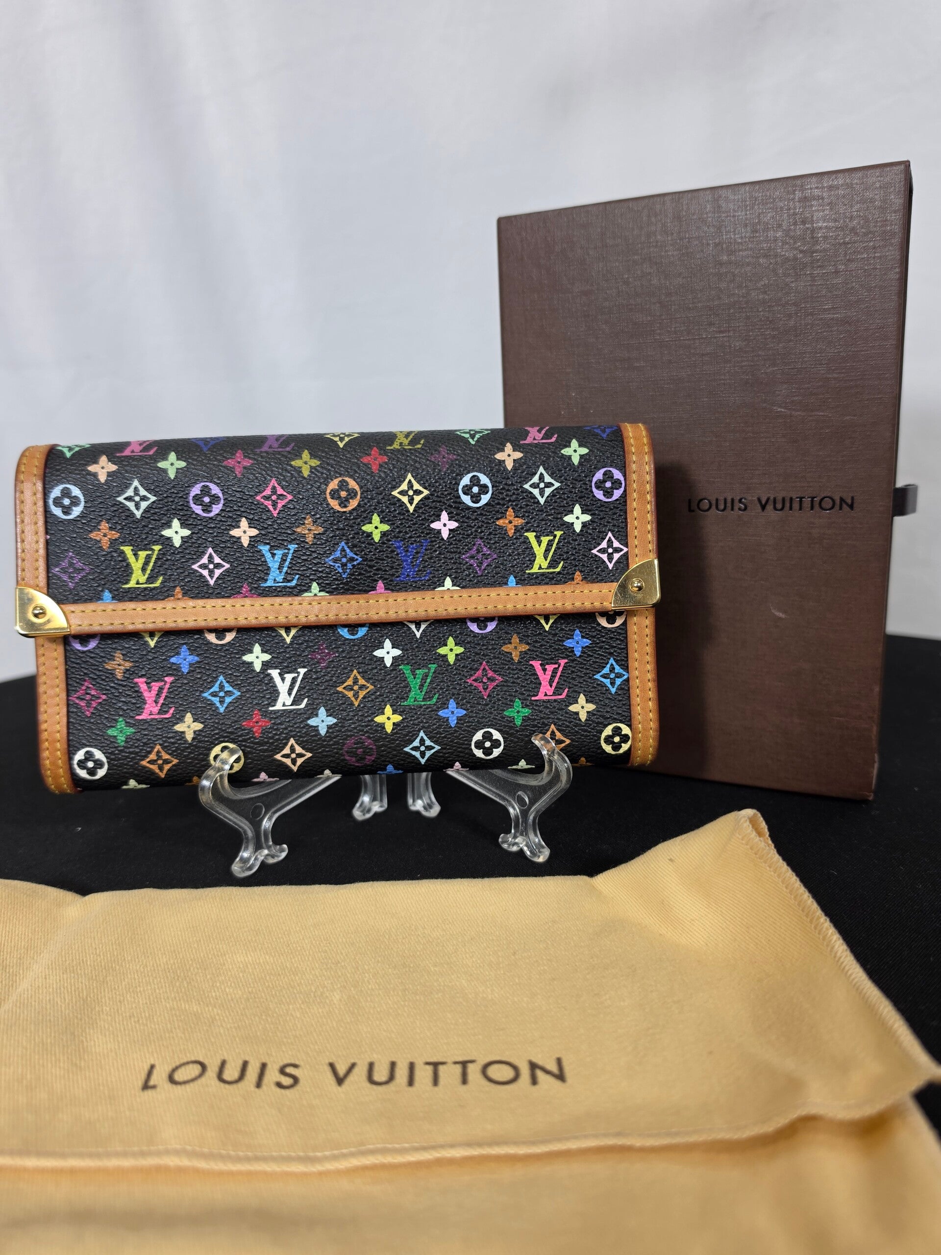 Louis Vuitton x Takashi Murakami Monogram Multicolore Porte Trésor International – Schwarz – Full Set