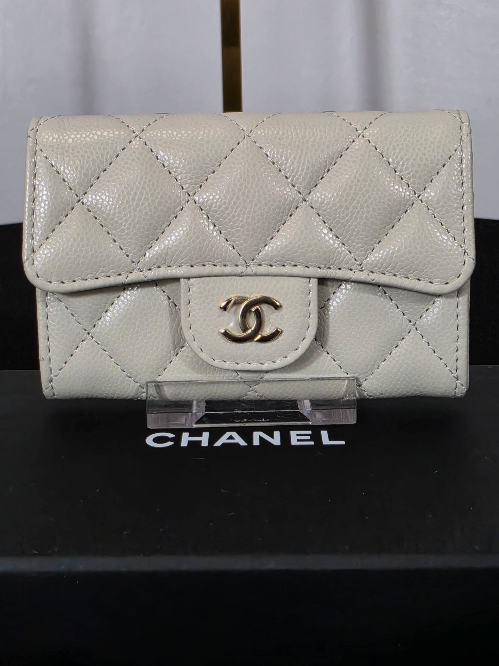 Chanel Classic Flap Card Holder – gestepptes Caviar-Leder mit goldfarbenem CC-Logo