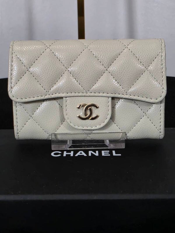 Chanel Classic Flap Card Holder – gestepptes Caviar-Leder mit goldfarbenem CC-Logo