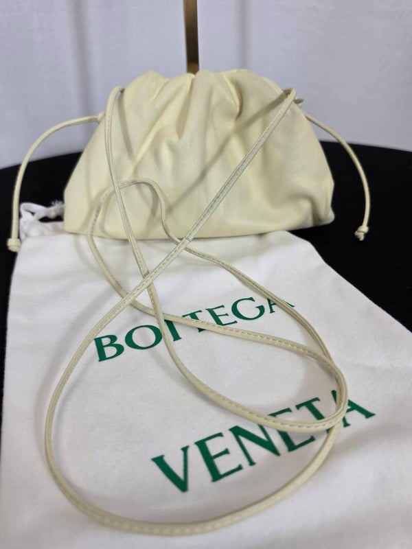 Bottega Veneta The Mini Pouch – Hellgelb / Pastellgelb – Leder – 8/10