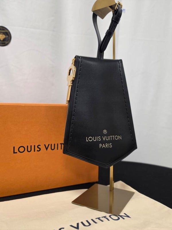 LOUIS VUITTON POCHETTE ÉCUSSON M82459 – PRE-FALL 2023 KOREA SHOW – SCHWARZES KALBSLEDER – 10/10