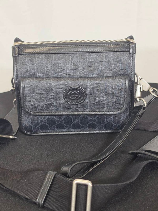 GUCCI GG SUPREME RETRO INTERLOCKING G WRISTLET MESSENGER BAG – SCHWARZ
