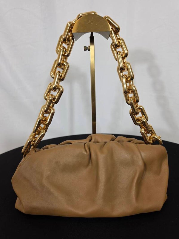 BOTTEGA VENETA THE CHAIN POUCH – NAPPA-KALBSLEDER – BEIGE/CAMEL – 9/10