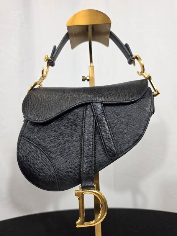 DIOR MINI SADDLE BAG – SCHWARZES LEDER – GOLDFARBENE HARDWARE – 8,5/10