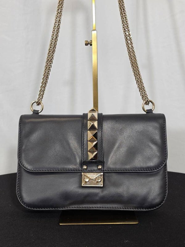 VALENTINO GARAVANI GLAM LOCK MEDIUM – SCHWARZES LEDER – GOLDFARBENE ROCKSTUD-NIETEN – 8,5/10