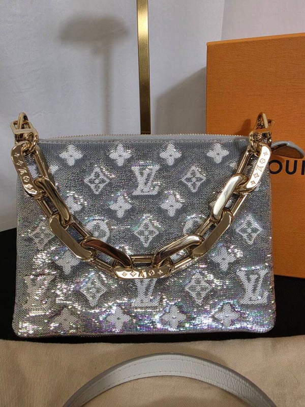 LOUIS VUITTON MONOGRAM SEQUIN COUSSIN BB – SILBER – SAISONKOLLEKTION 2021 – 10/10