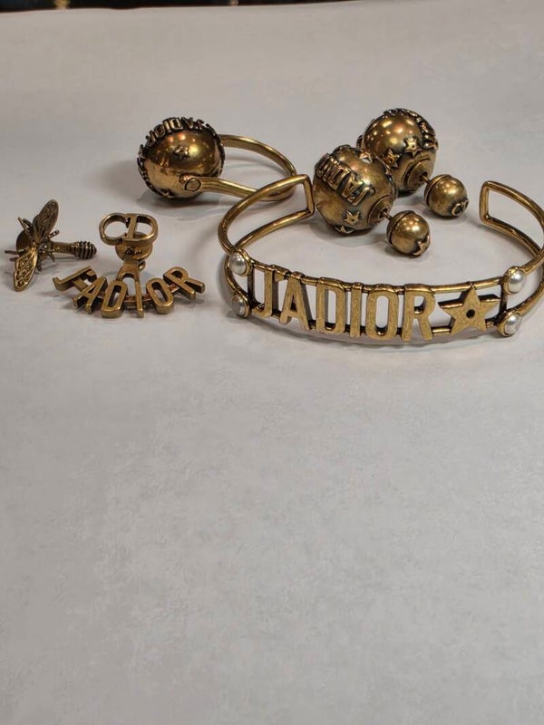 DIOR SCHMUCK-ENSEMBLE – J’ADIOR ARMREIF, RING UND ZWEI PAAR OHRSTECKER – 8–8,5/10