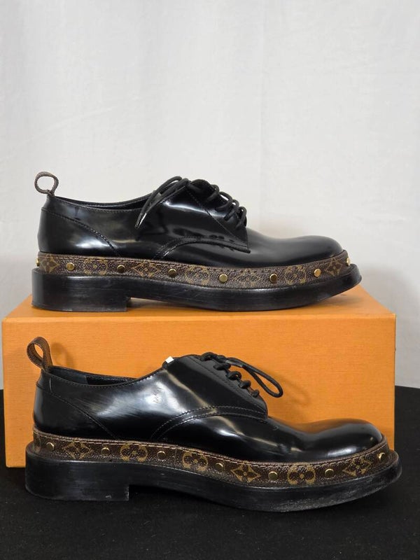 Louis Vuitton Monogram Plateau-Derbys – Schwarzes Lackleder mit Monogram-Canvas und goldfarbenen Nieten – Größe 39 – 8,5/10