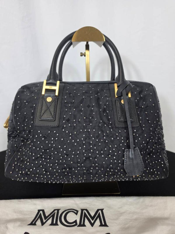 MCM Studded Monogram Boston Bag – Limited Edition Bowling Bag mit Nietenbesatz – Schwarz – 9,5/10
