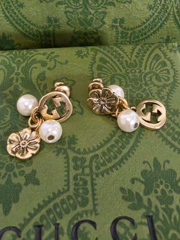 Gucci Interlocking G Flower Pearl Ohrringe – Asymmetrische Ohrhänger mit Blüten und Perlen – 10/10