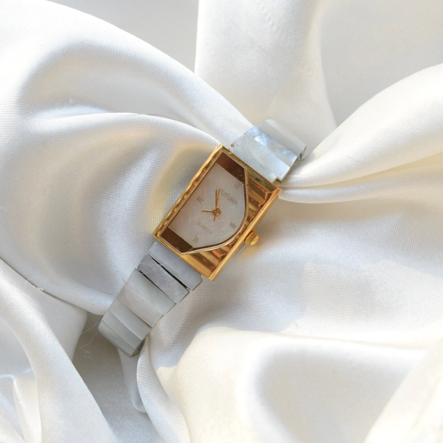 Futura 6” Ticking gold/mother of pearl watch