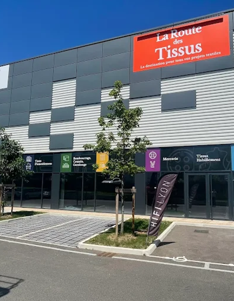Devanture magasin la route des tissus à Limonest