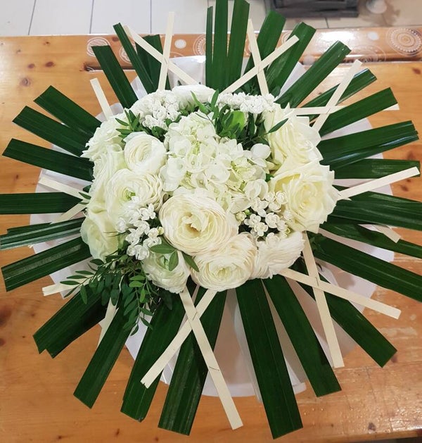 Bouquet stylisé blanc et vert  avec fleurs de saisons