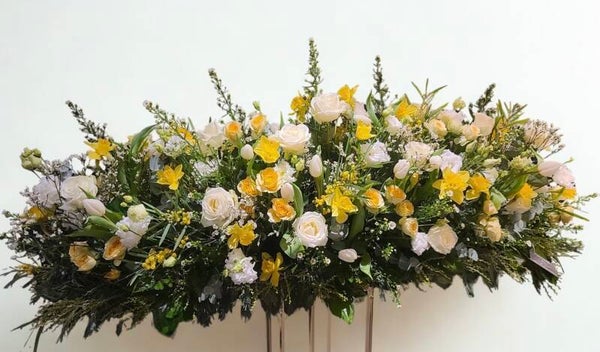 Dessus de cercueil jaune et blanc