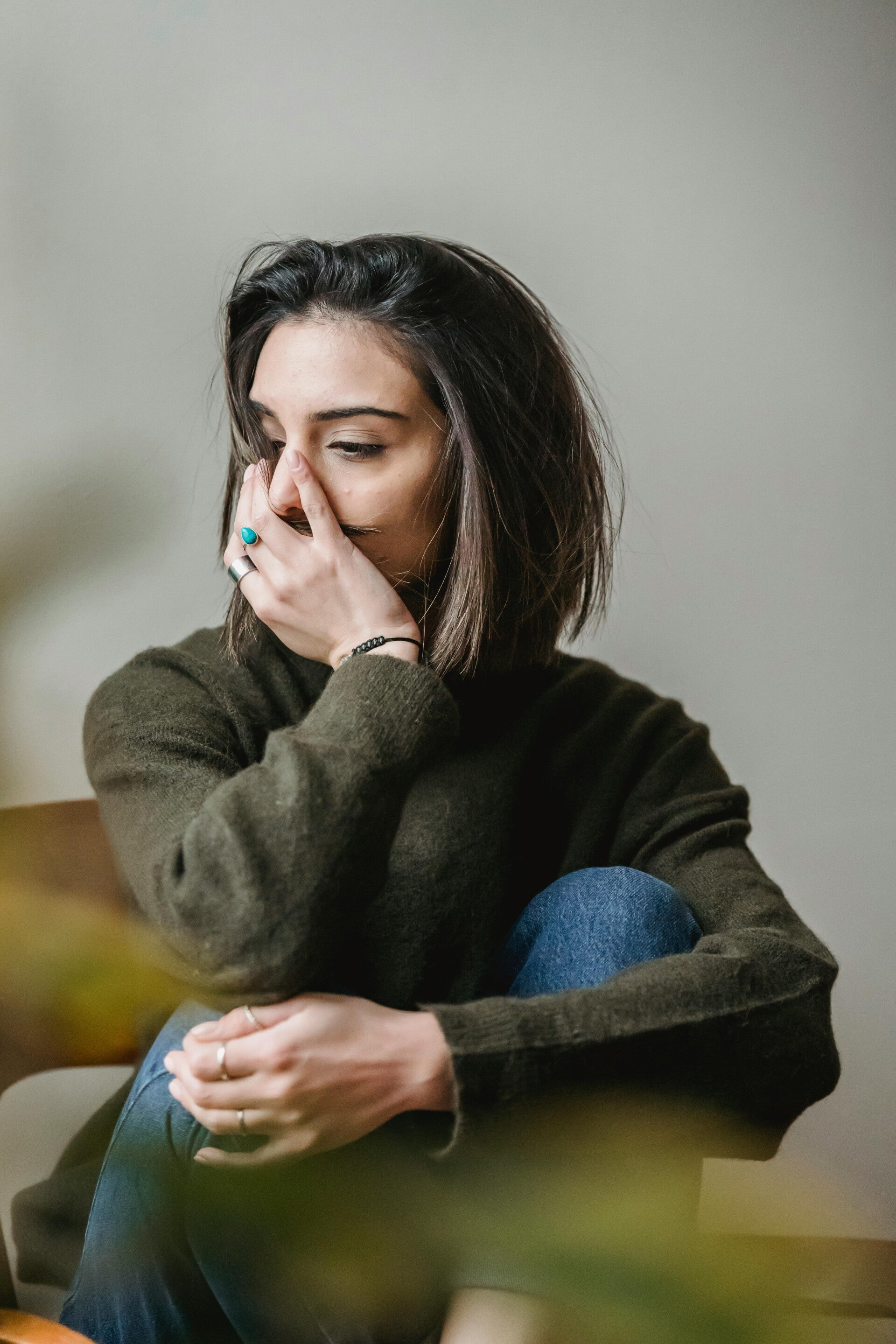 Vrouw waarbij de constante druk zijn tol eist. Onrust, spanning, slecht slapen en kort lontje.