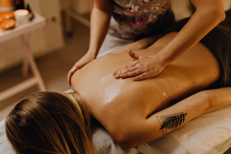 Vrouw ontspant op massagetafel en haar lichaam laat alle spanning los