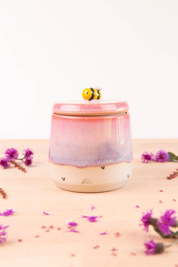 Lidded Jar with handsculpted Bumble Bee ()