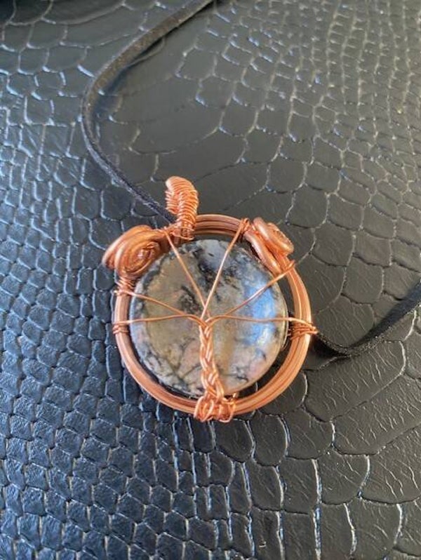 hanger rond van rhodoniet copperwire