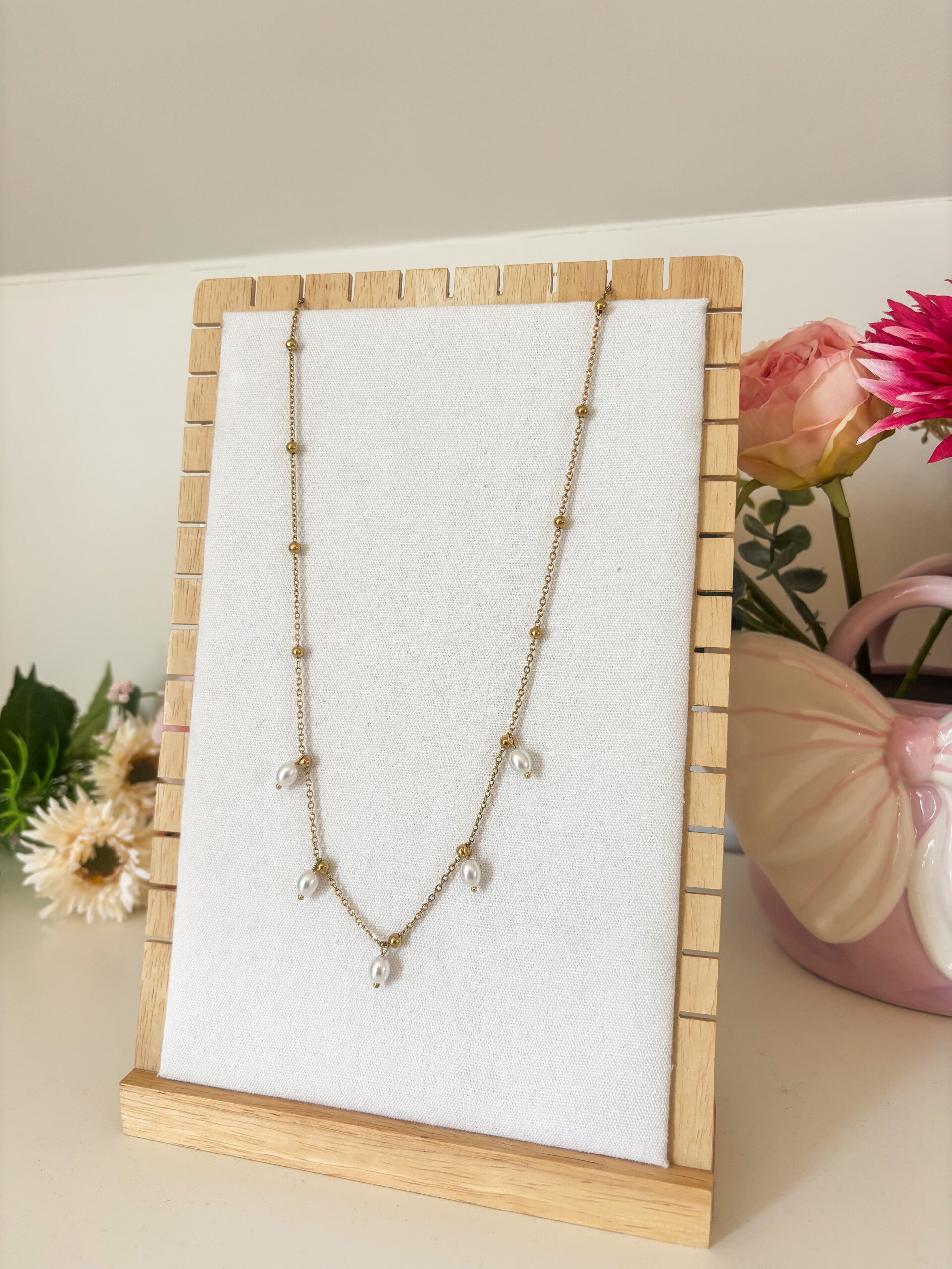 Long pearly necklace