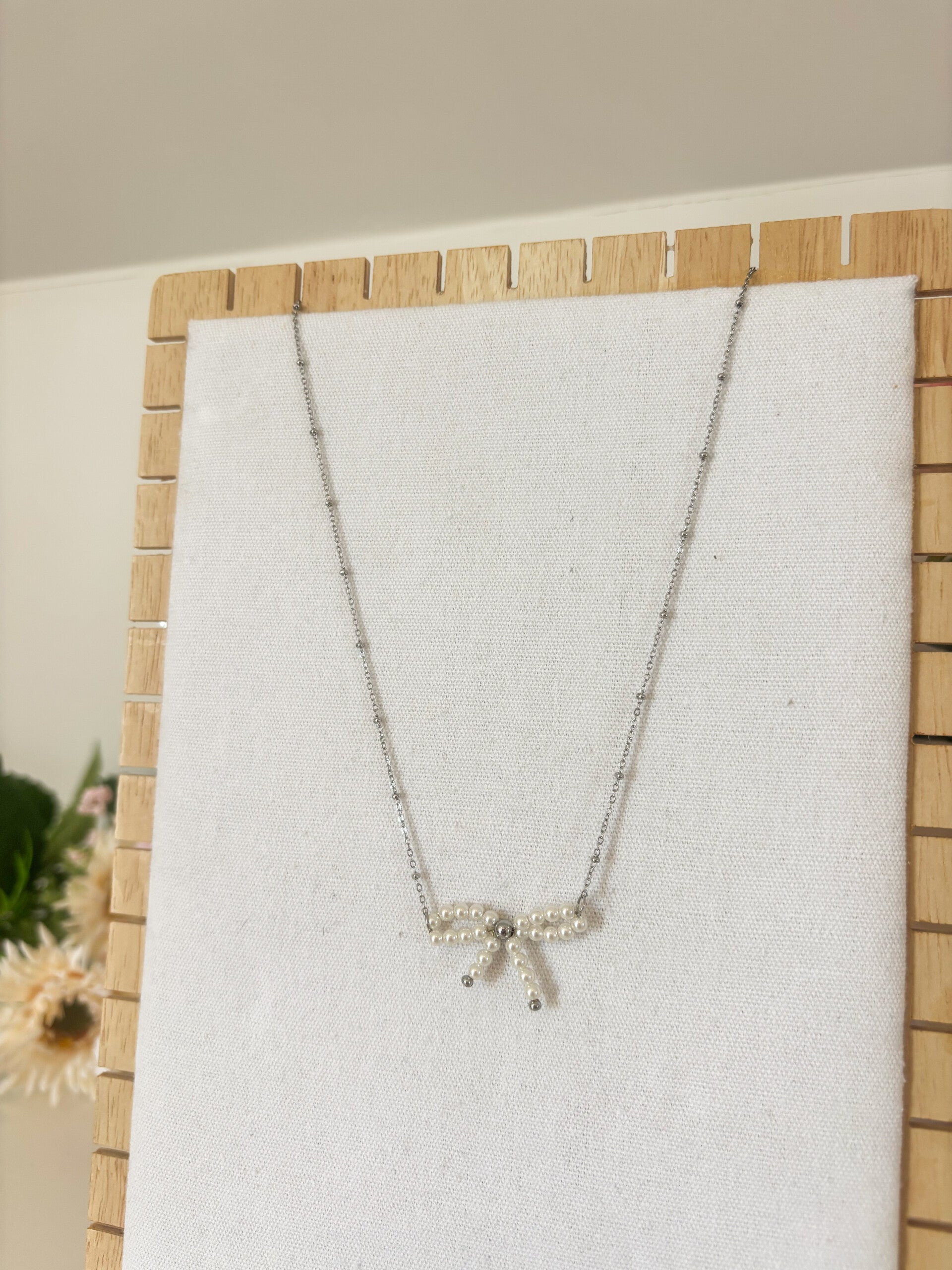 Pearl bow necklace