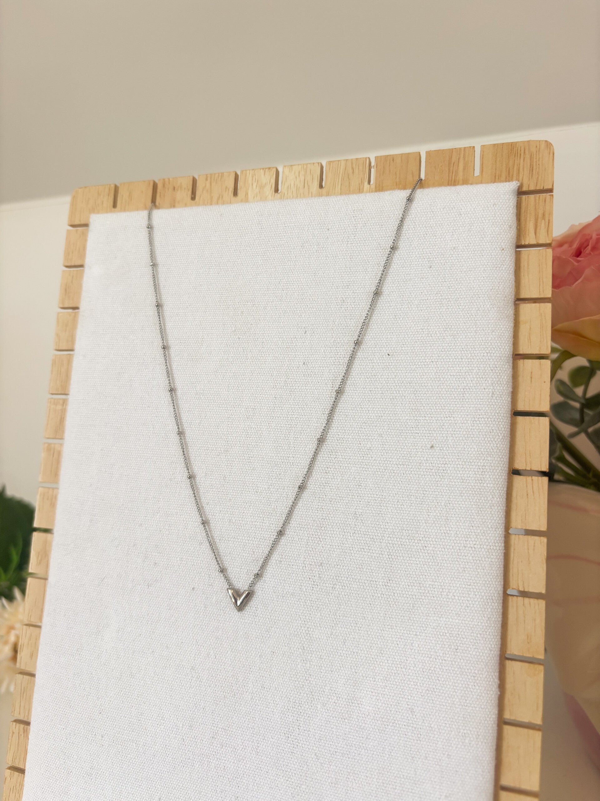 Small V necklace