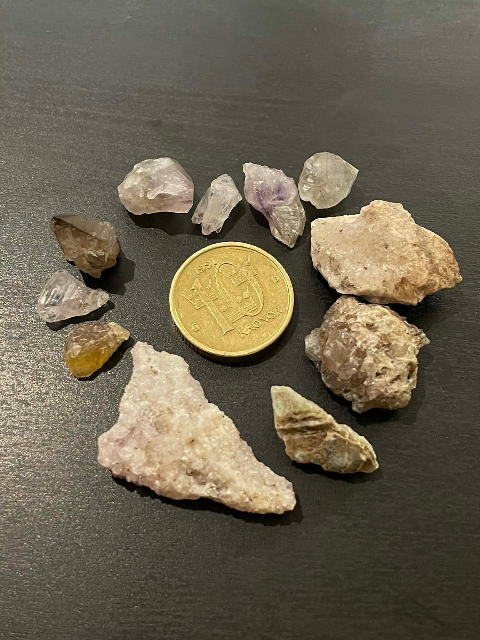 Blandade råa kristaller och mineraler