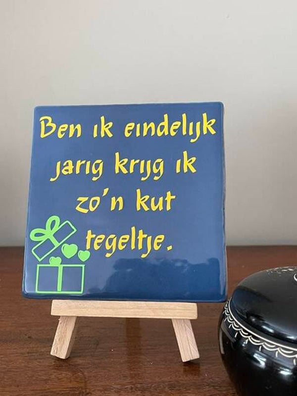 Ben je eindelijk jarig krijg je zo'n kut tegeltje