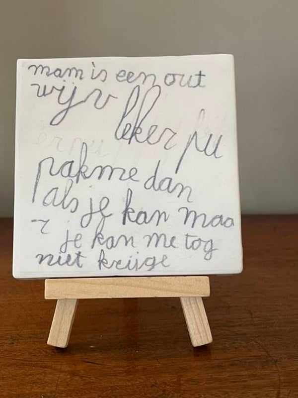 Tekening of tekst van je (klein) kind op tegel