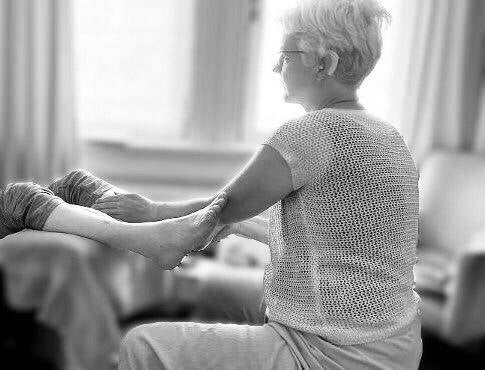 Clementine geeft een voetmassage aan client in stoel