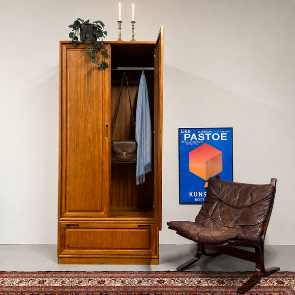 Vintage garderobekast •Dyrlund•