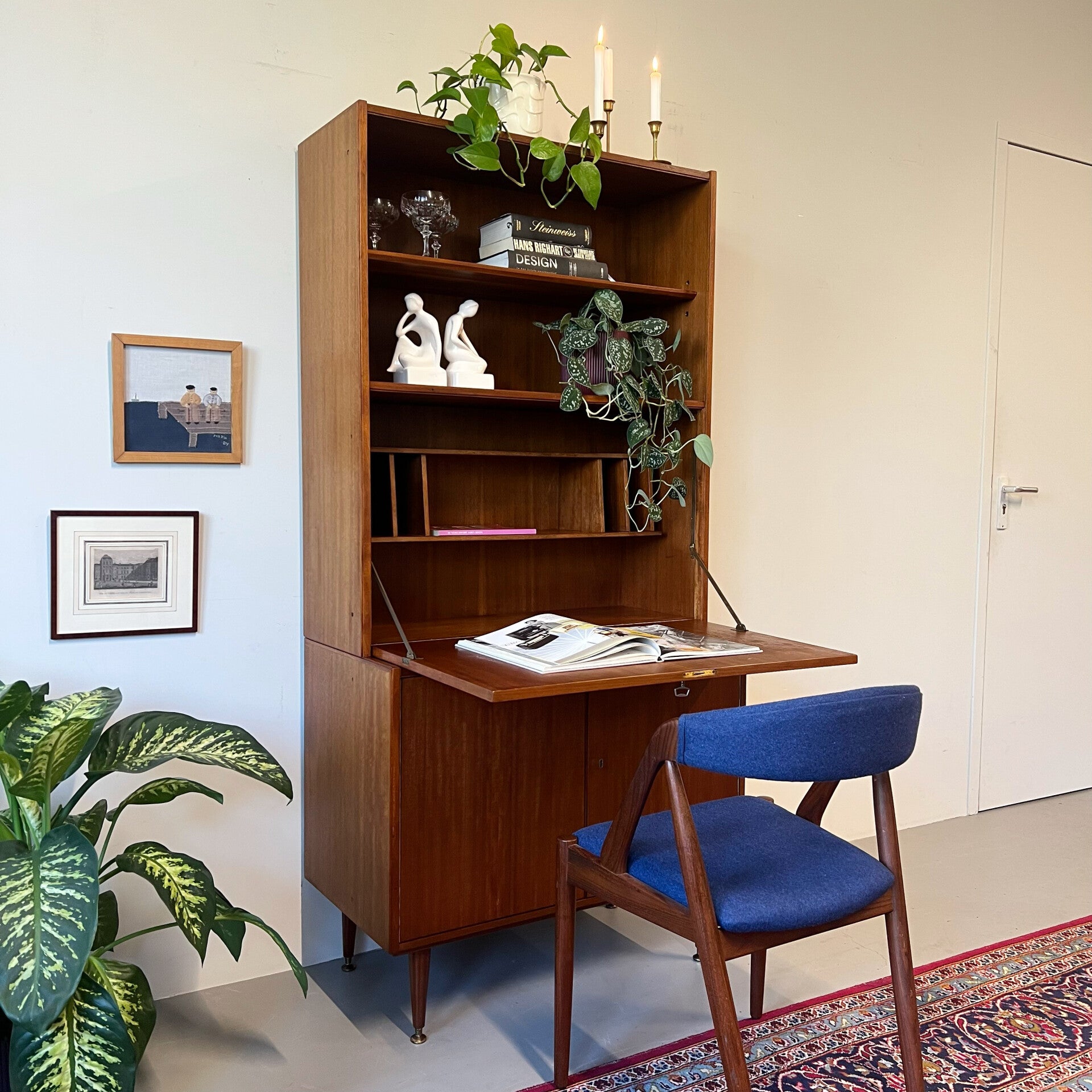Vintage boekenkast met bureau