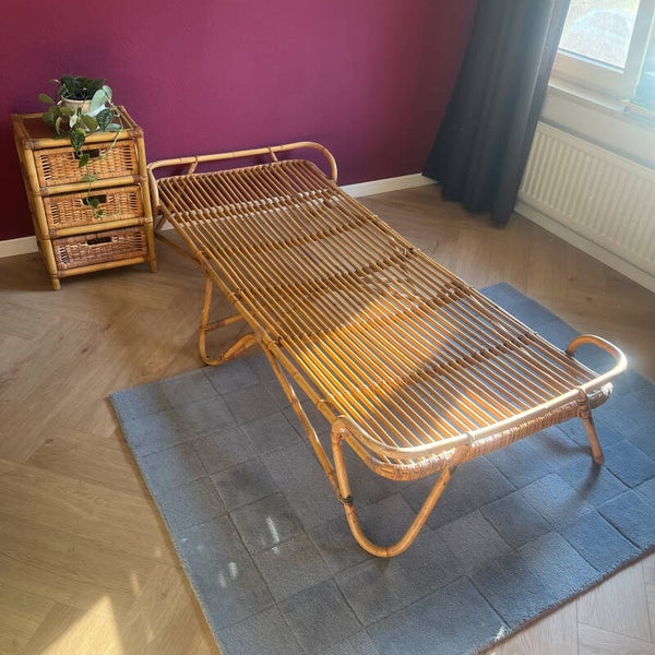 Rotan bed, nachtkastje en tapijt