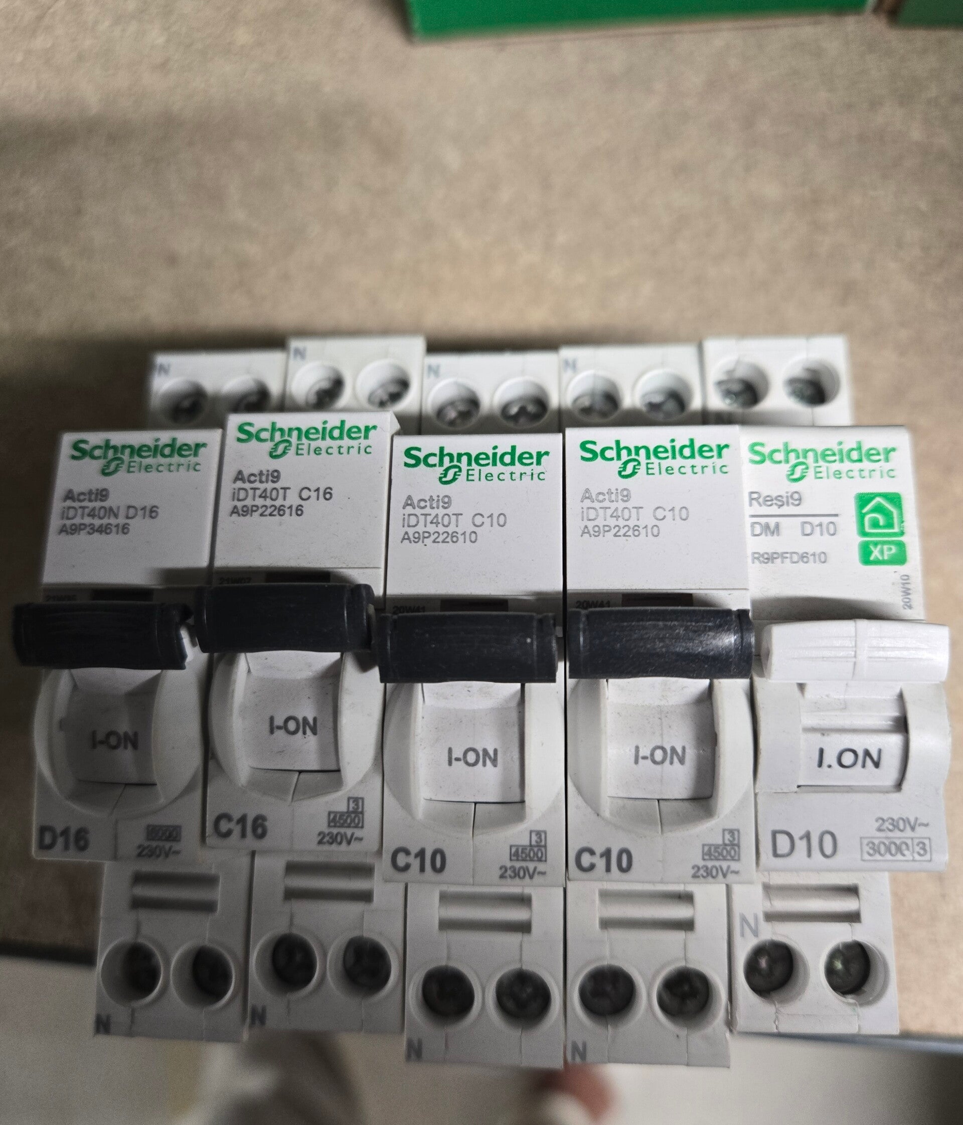 Disjoncteur IDT40 1P+N 16A 10kA courbe D Schneider A9P34616