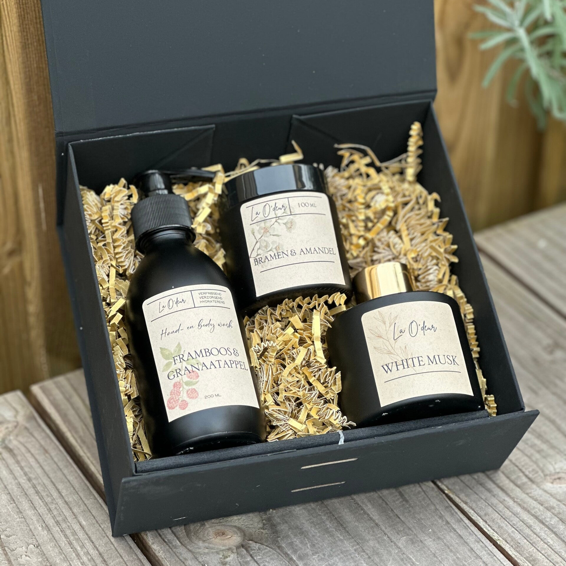 Geschenkdoos met geurstokjes en huidverzorging