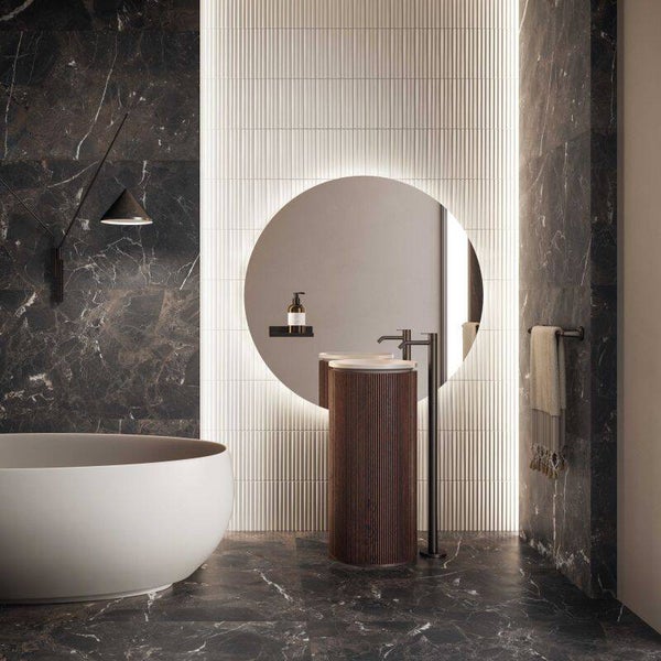 Badkamer Flaviker Breccia Imperiale en Flow White Satin