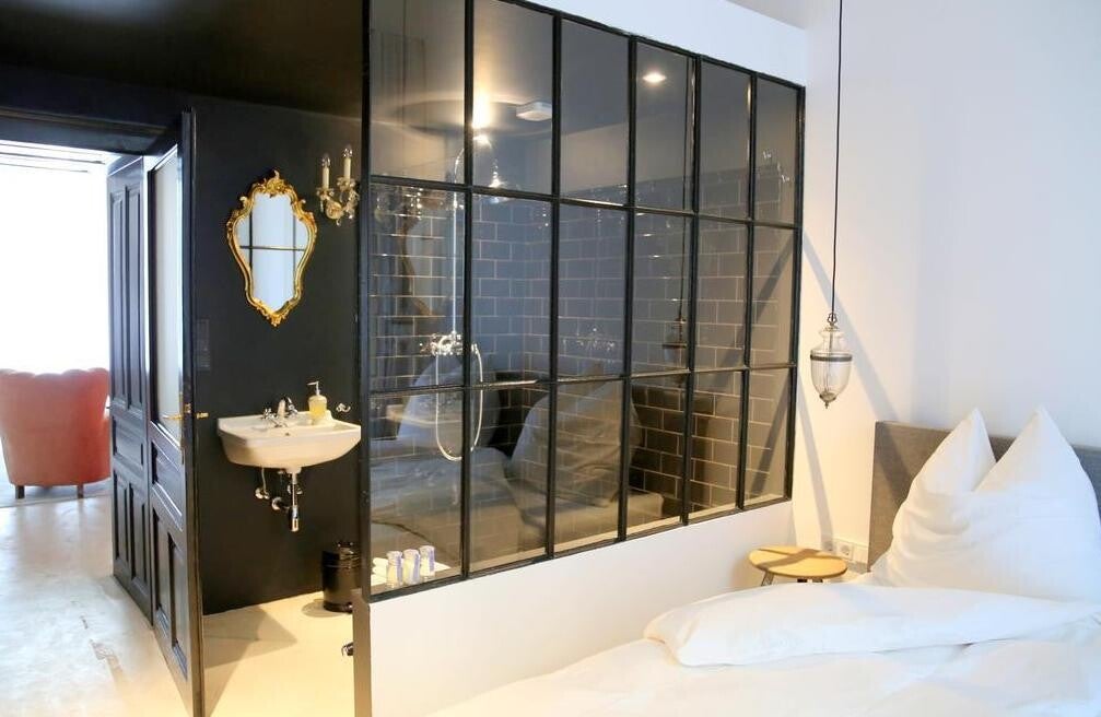 De badkamers van This is Not a Hotel in Wenen